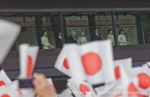 emperor of japan with japanese flags, empereur du Japon et drapeau du Japon