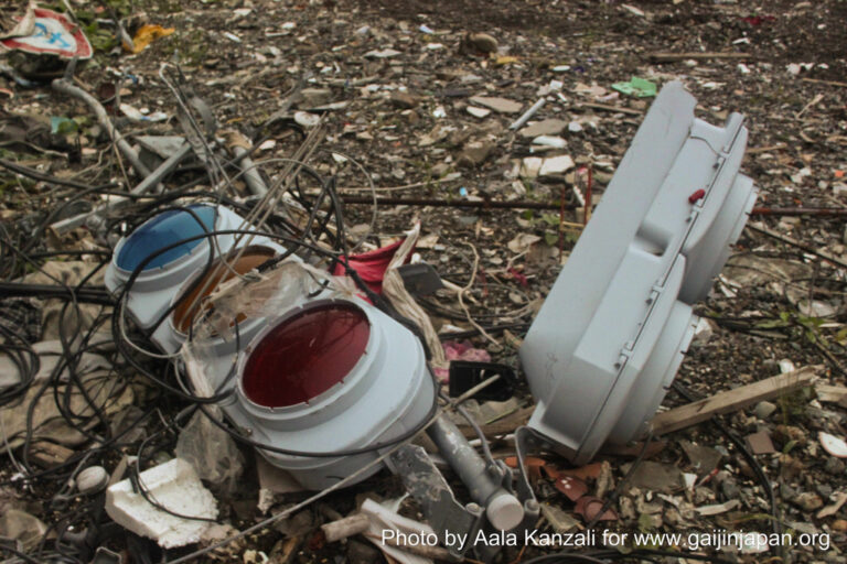 kamaishi iwate tohoku after tsunami red lights on ground, kamaishi iwate tohoku après le tsunami feux tricolors au sol