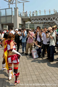Comiket 80 - Tokyo Big Sight - cosplayer and photographs, cosplayer et photographes