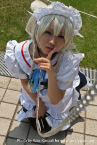 Comiket 80 - Tokyo Big Sight - young maid in leash, jeune soubrette en laisse