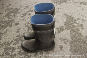 kamaishi, iwate, tohoku, japan - volunteer fro tsunami - boots, bottes